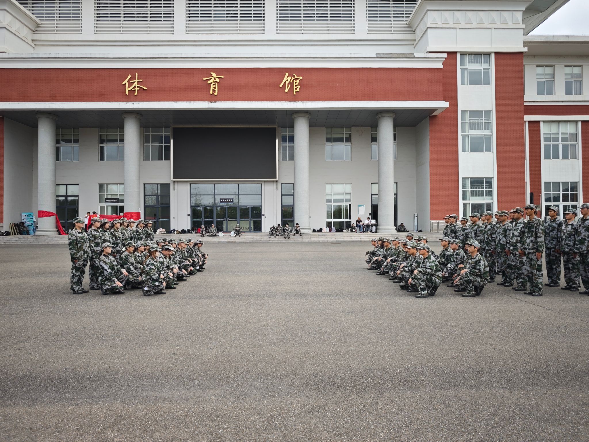 信息工程学院2025级新生军训圆满结束